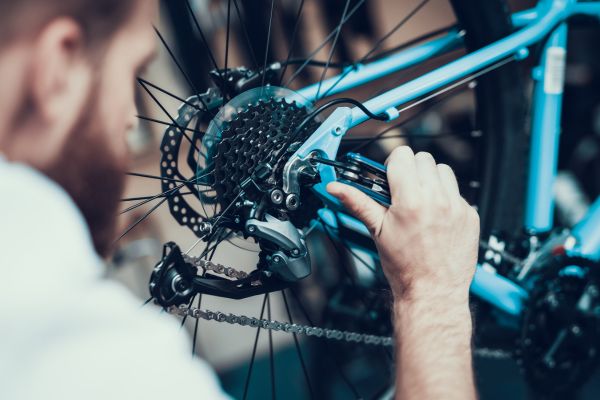 image réparation d'un vélo